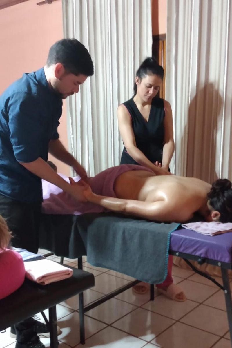 realizando masajes a cuatro manos en puerto Iguazu